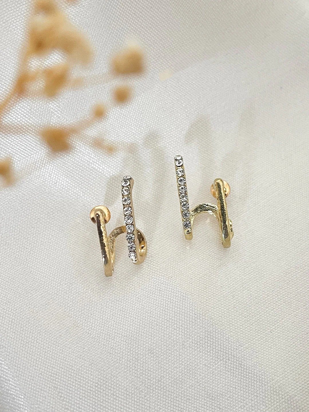 ishhaara-stylish-pearl-and-floral-earrings-89675944922776